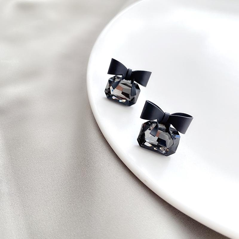 

Stud 2021 Korean Black Bow Fashionable Temperament Senior Shiny Crystal Geometric Square Earrings Jewelry