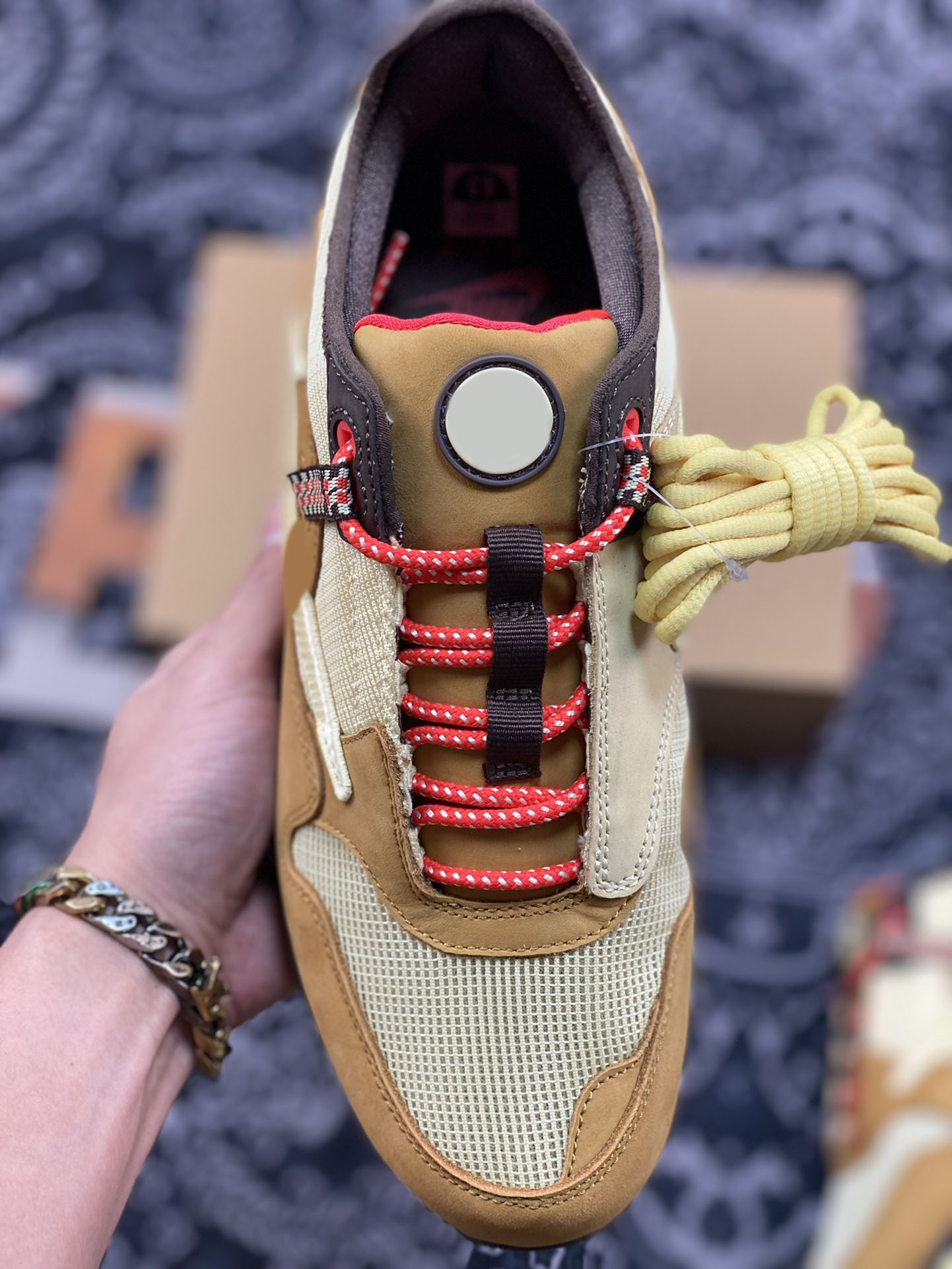 

Release Authentic Baroque Brown Running Shoes Cave Stone Wheat Saturn Gold Athletic Shoes Lemon Drop Wheat Chile Red Cactus Jack Men Sneake, Customize