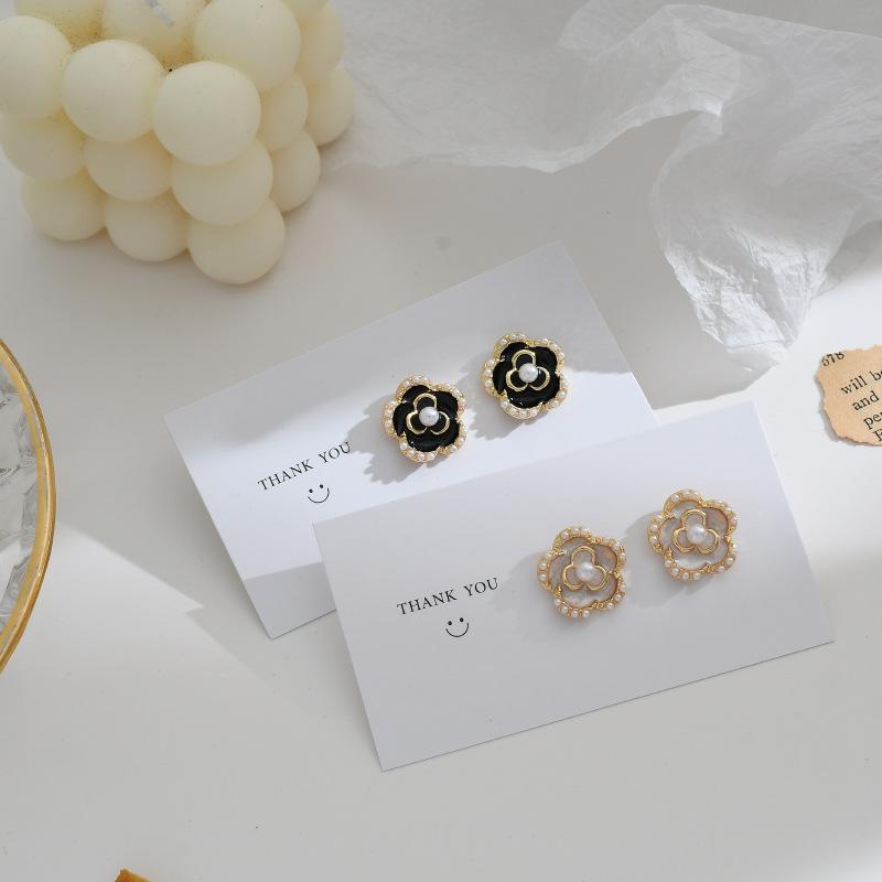 

2021 New Elegant Sweet Pearl White Black Enamel Rose Flower Stud Earrings For Women Girl Wedding Brides Party Jewelry Gifts