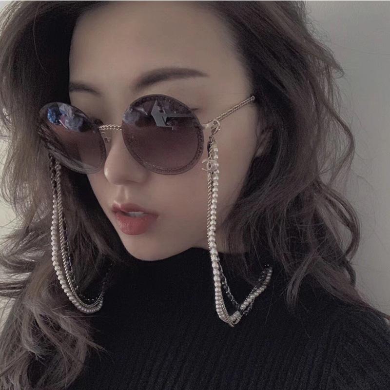 

2020 Fashion Pearl Frame Round Sunglasses With Chain Brand Designer Luxury Ladies Shades Tinted Lens Sexy Unique Blue Sunglasses