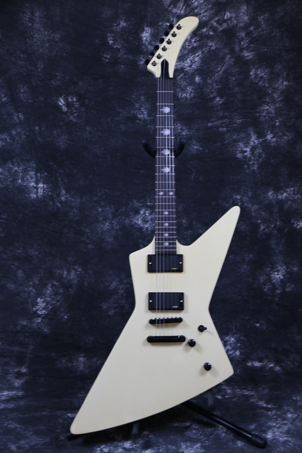 

Metallica JamesHetfield Cream White Explorer Electric Guitar EET FUK Fingerboard Inlay, Active Pickups & 9V Battery Box , Black Hardware