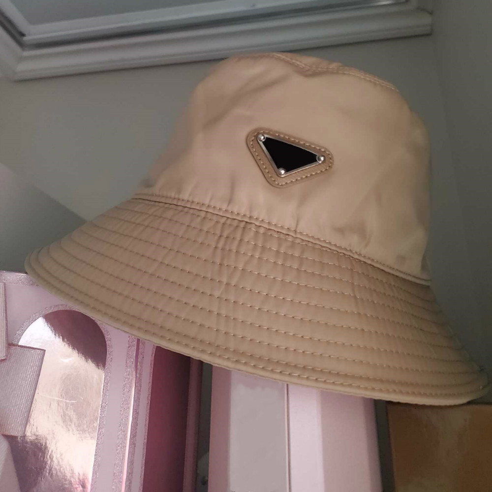 

Designer Hats for Men & WomenFashion Stingy Brim caps with Print Pattern Breathable Casual Fitted Beach Hats with letters, Red