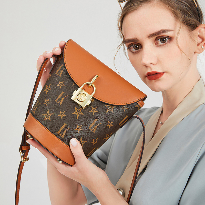 

Bag of luxury design 2020 new all-match fashion single shoulder messenger small ladies party at night purse, Dark brown.