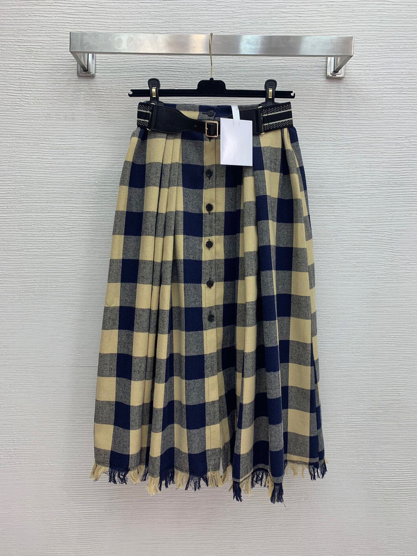 

2020 high end new star Yang Ying's same color contrast check fringes large skirt style half skirt, Black