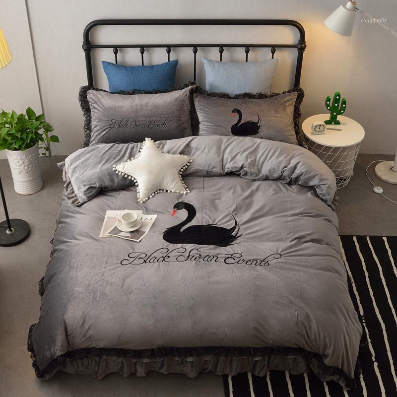 

Winter Solid Color 4 Pcs Bedding Set super sofy velvet fabric Bedclothes Swan pattern Bed Linens Duvet Cover Set Bed Sheet1