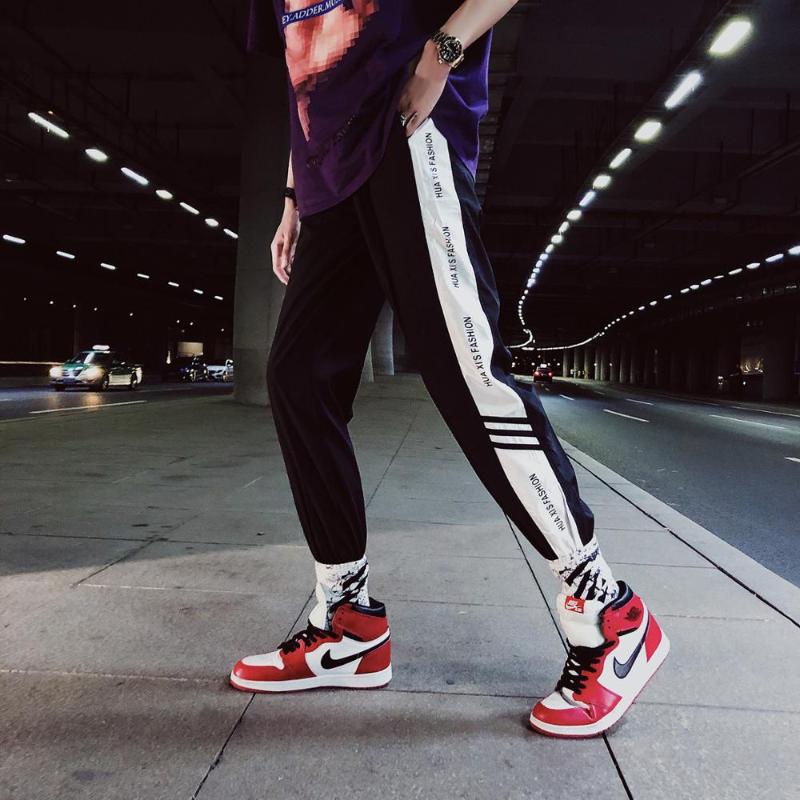 

Trendy Lateral striation Letter Bottom-tied Sweatpants Men Joggers Sweatpants Casual Fashional Streetwear Elastic Waist Trousers, Black