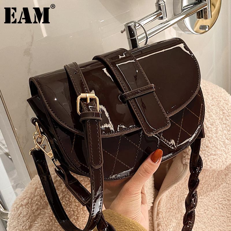 

[EAM] Women New Saddle Twist Strap Patent Leather Flap Personality All-match Crossbody Shoulder Bag Fashion Tide 2021 18A1545, Black