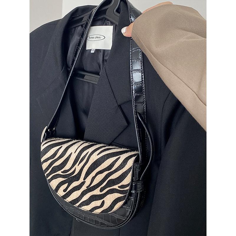 

Leopard print zebra print semicircle armpit bag female autumn winter all-match wool splicing bag flip shoulder cross-, Black