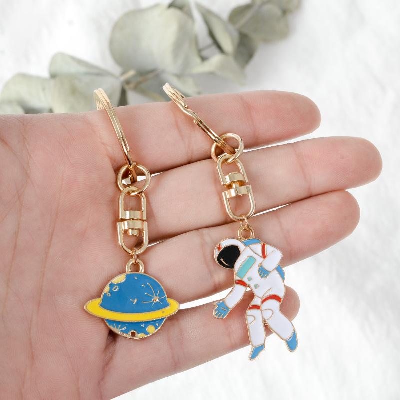 

Keychains Key Chain For Women Men Spaceman Alien Rocket Metal Ring Gold Round Split Keyrings Keychain Trinket Bags Keyholder Jewelry