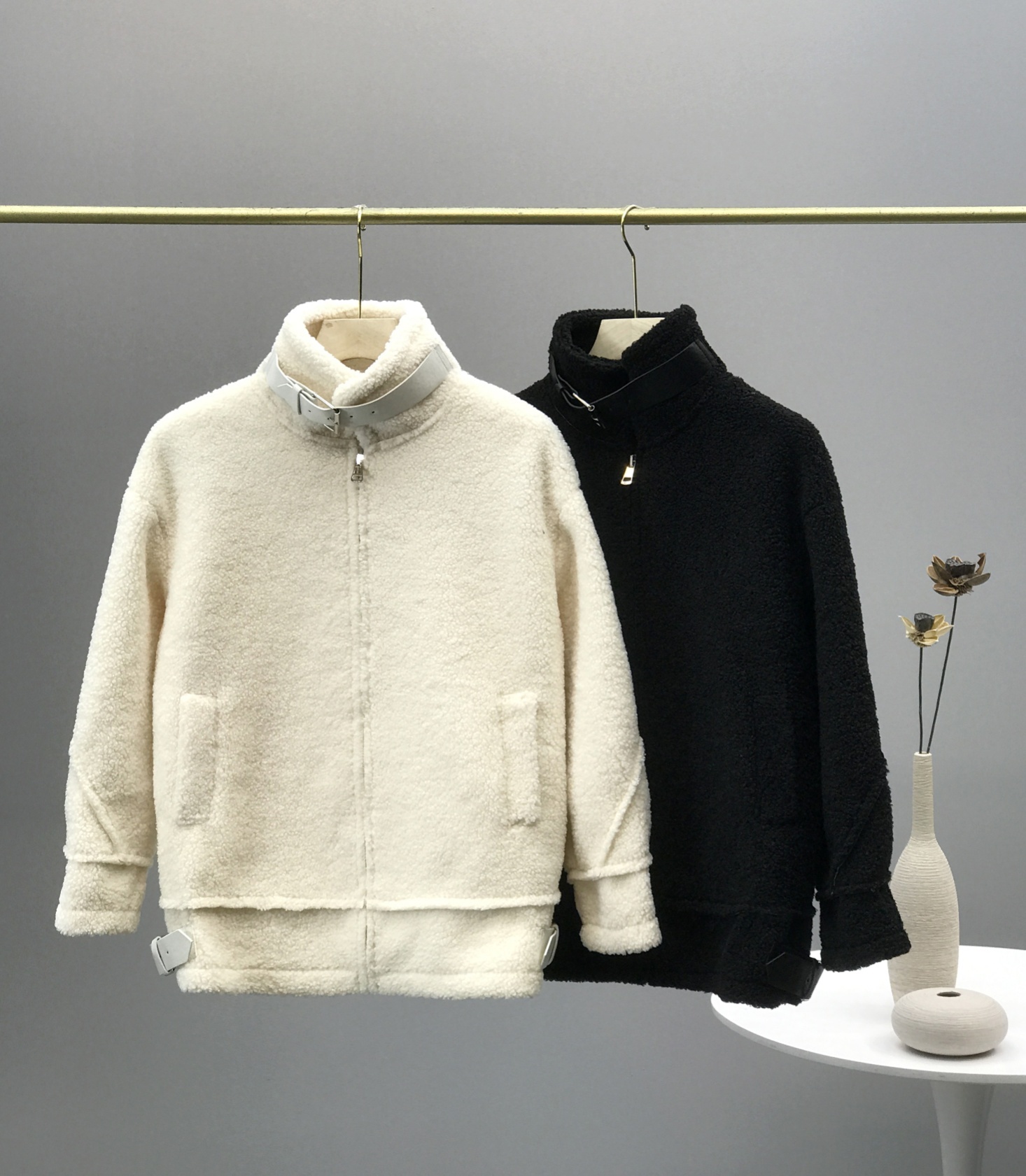 

2020 women jackets warm classic street coat windproof camouflage Fully New light gradient fabric Lamb hair back letters winter fur jackets, Black