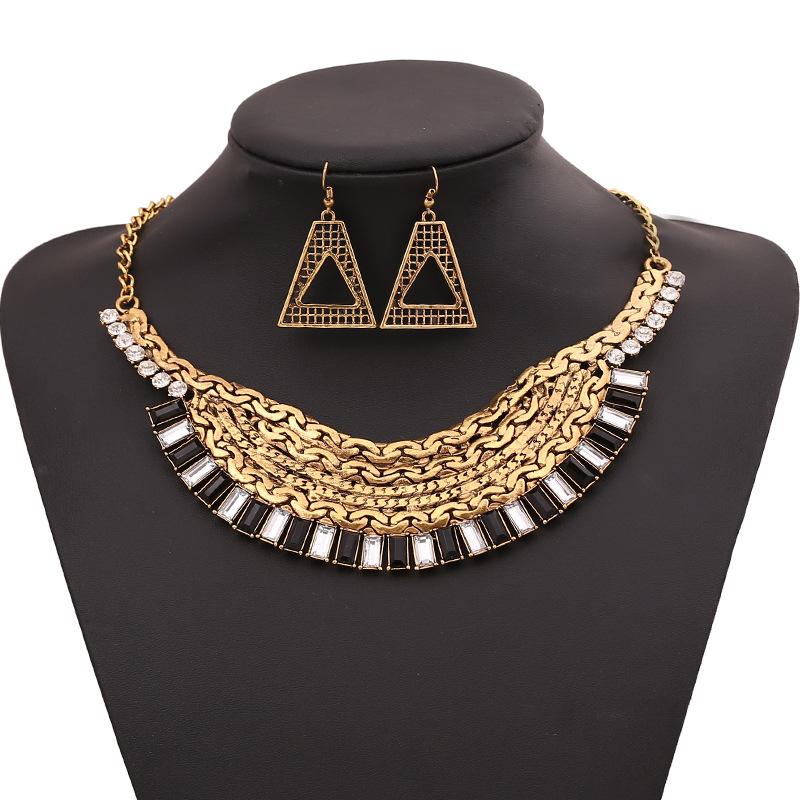 

Chains LZHLQ Vintage Geometric Hollow Metal Necklace Fashion Women Crystal Necklaces Maxi Brand Sweater Jewelry Accessories