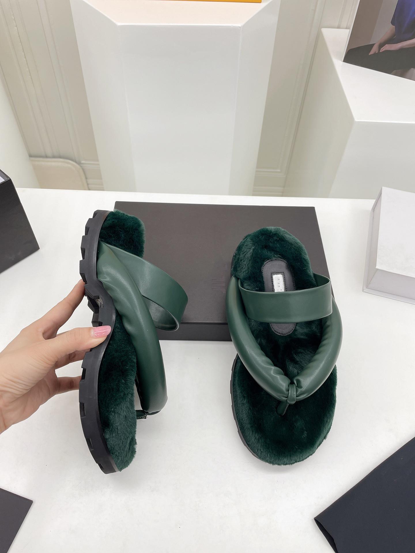 

2022 Women's autumn and winter warm wool slippers classic big head flip flops girls leather flat slides size 35-39, Black