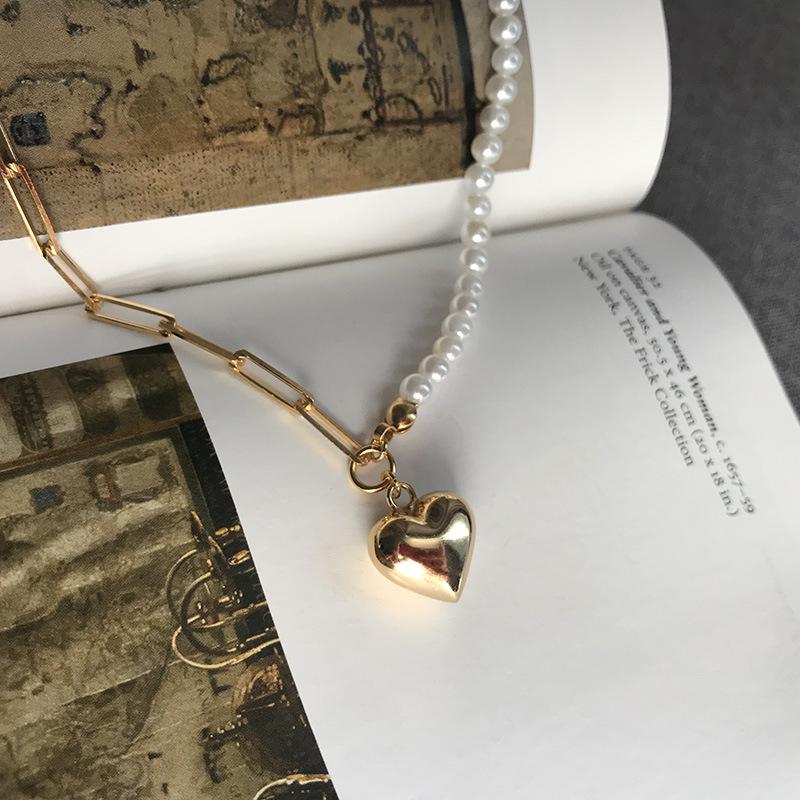 

Asymmetric Chain Beaded Shell Pearl Necklace Love Heart Charm Choker Necklaces for Women Linked Minimalist Necklace