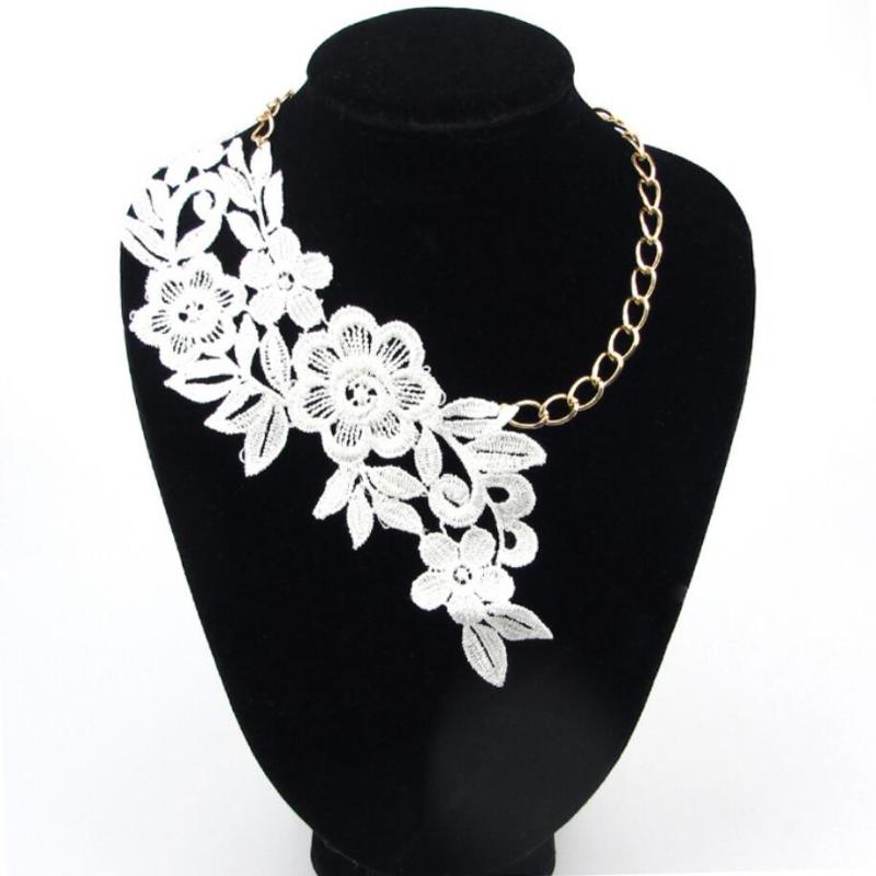 

New Arrival Half Side Pretty Flowers and Golden Chain Lady`s Fashion Lace Choker Short Necklace