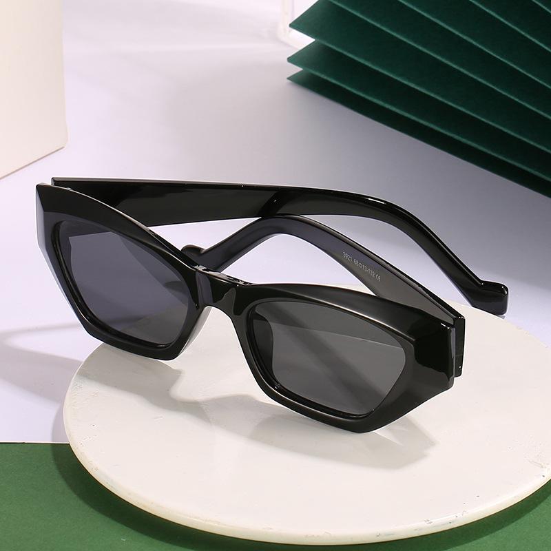 

Fashion Trend Retro Small Frame Sunglasses For Women And Men Square Sun Glasses UV400 Protection Eye HD Lenses