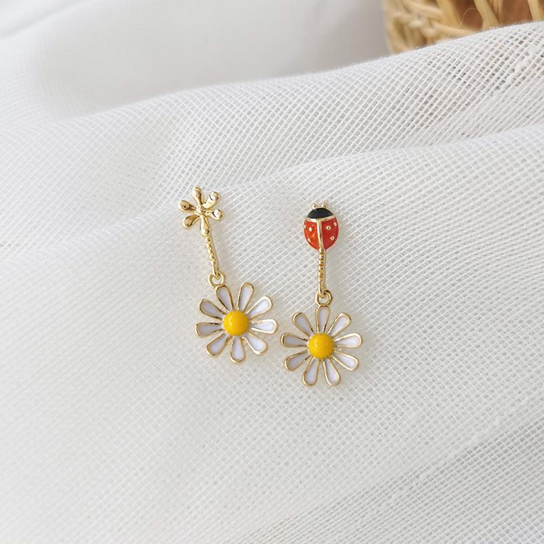 

Sweety Cute Girls Small Fresh Daisy Earrings Lovely Style Asymmetric Glaze Flowers Accessories Boucle D'oreille Pendientes1