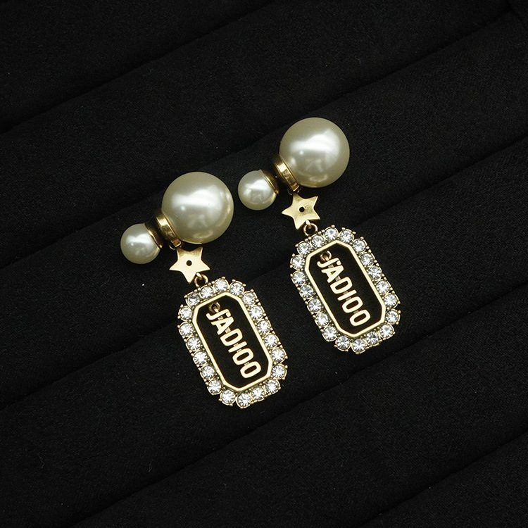 

Stud Earrings Fashion White Pearl D Letter Bee Earring Jewelry Suitable for Women Wedding Design Earrings