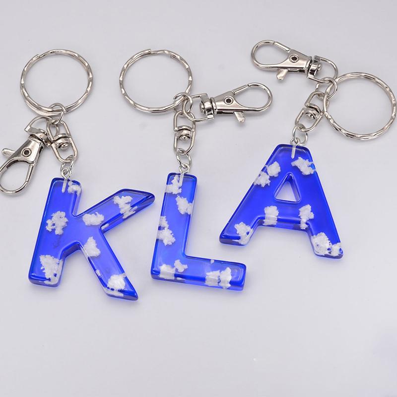 

Keychains Chic Transparent Resin English Letter A-Z Keychain Pendant Women Blue Sky White Cloud Keyring Bag Fashion Jewelry Gift For Girl