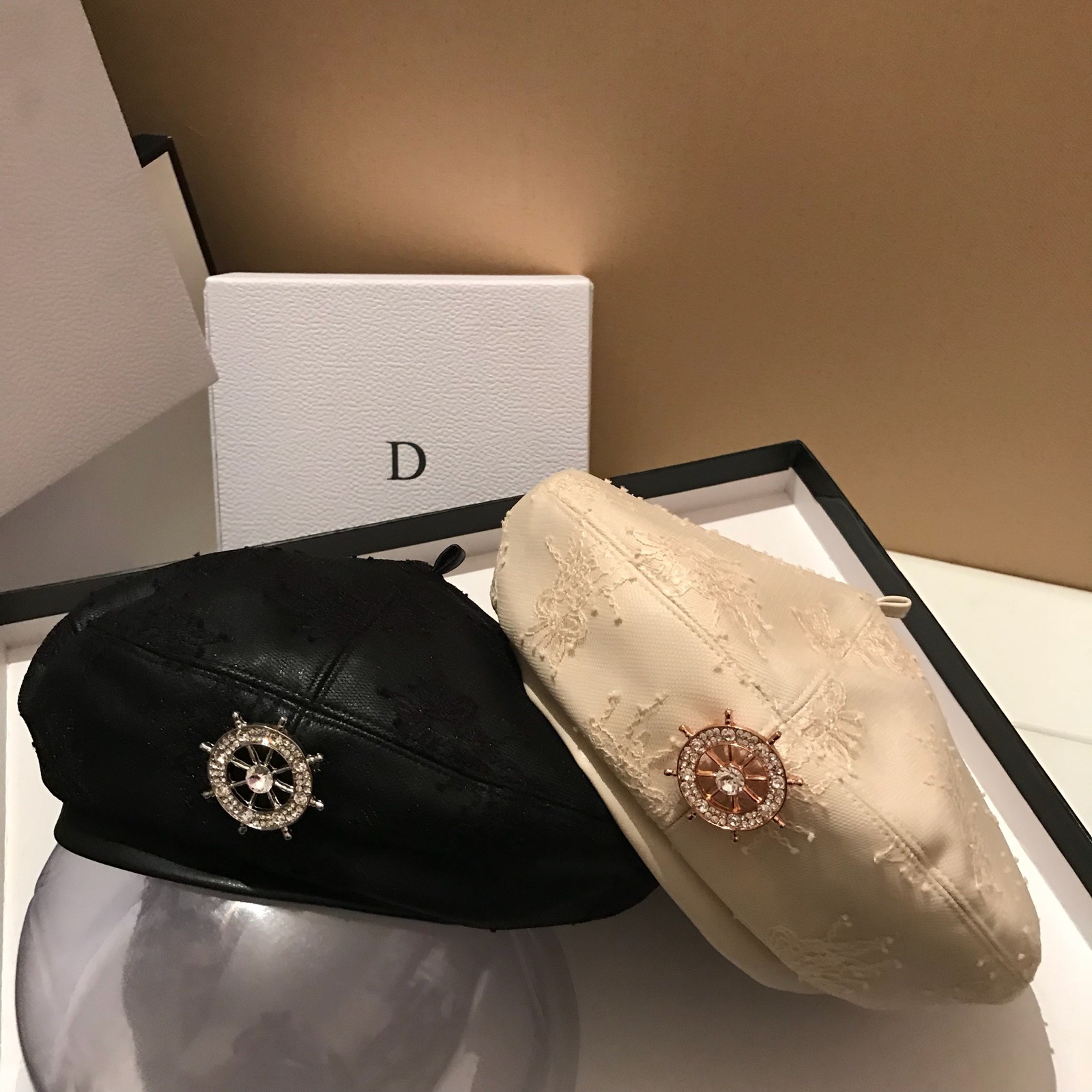 

Fall Hats For Women 2020 French Romantic Elegant Lace Design PU Leather Beret Women's Autumn and Winter Hat All-Match Fashion, Blue;gray