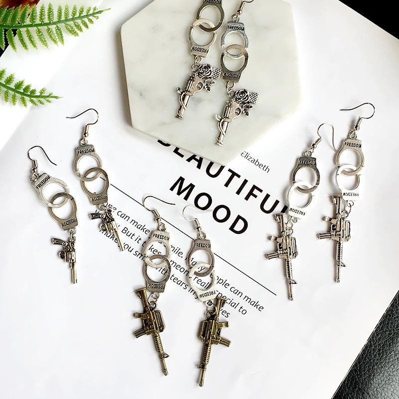 

Retro Punk Simple Earrings For Women Hip-hop Creativity Personality Metal Pistols Handcuffs Pendant Earrings New Popular