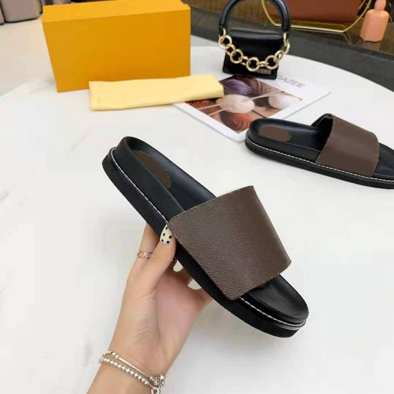 2023 Designers Femmes Pantoufles CONFORT Cuir de veau lisse Lettre plate Mules À la mode Facile à porter Caoutchouc Bas Largeur Diapositives avec