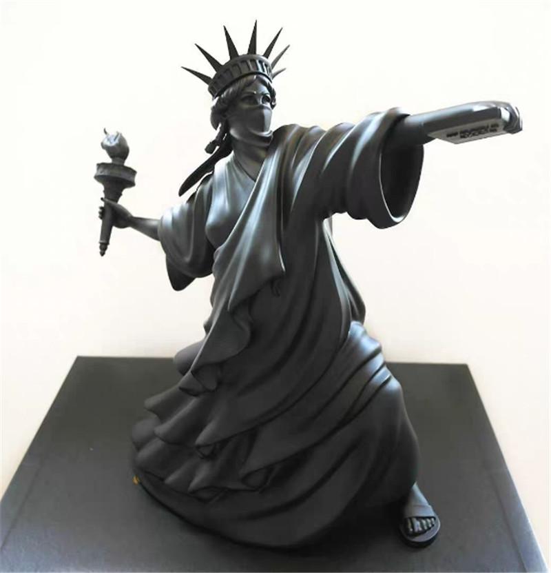 

Modern Art Statue of Liberty Throw Torch Black Color Riot of Liberty London Art Fair Resin Sculpture Home Decor Creative Gift