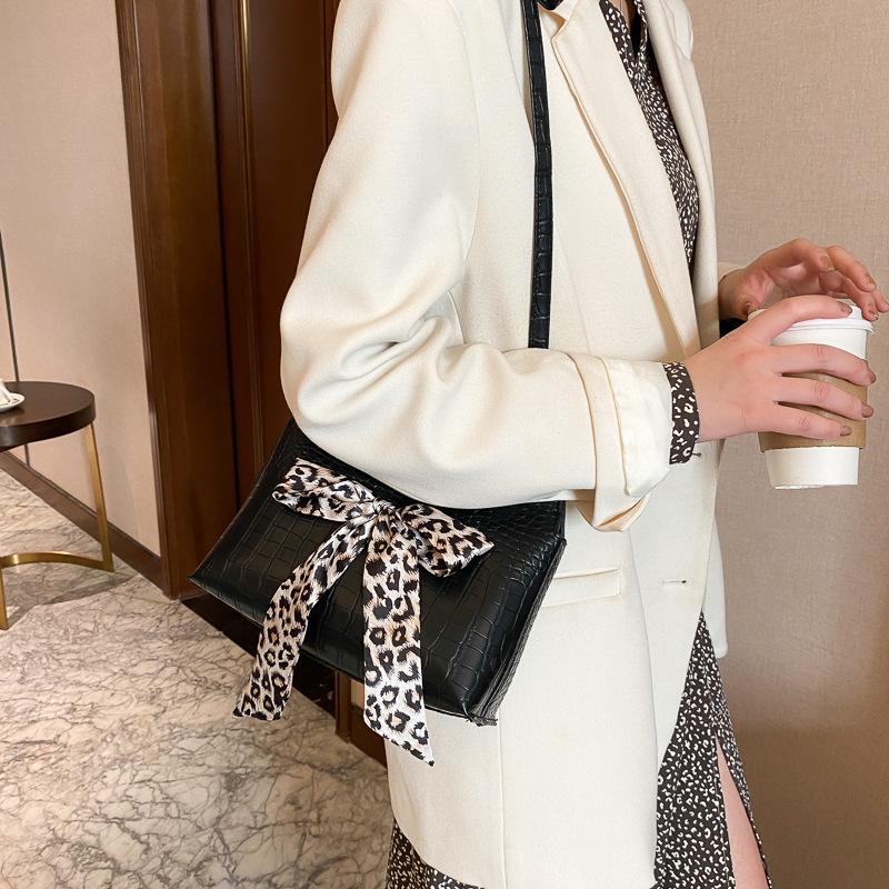 

Retro Crocodile Pattern Small Bag Female Bag 2021 Spring New Fashion Shoulder Messenger Wild Bow Silk Scarf Handbag, Black