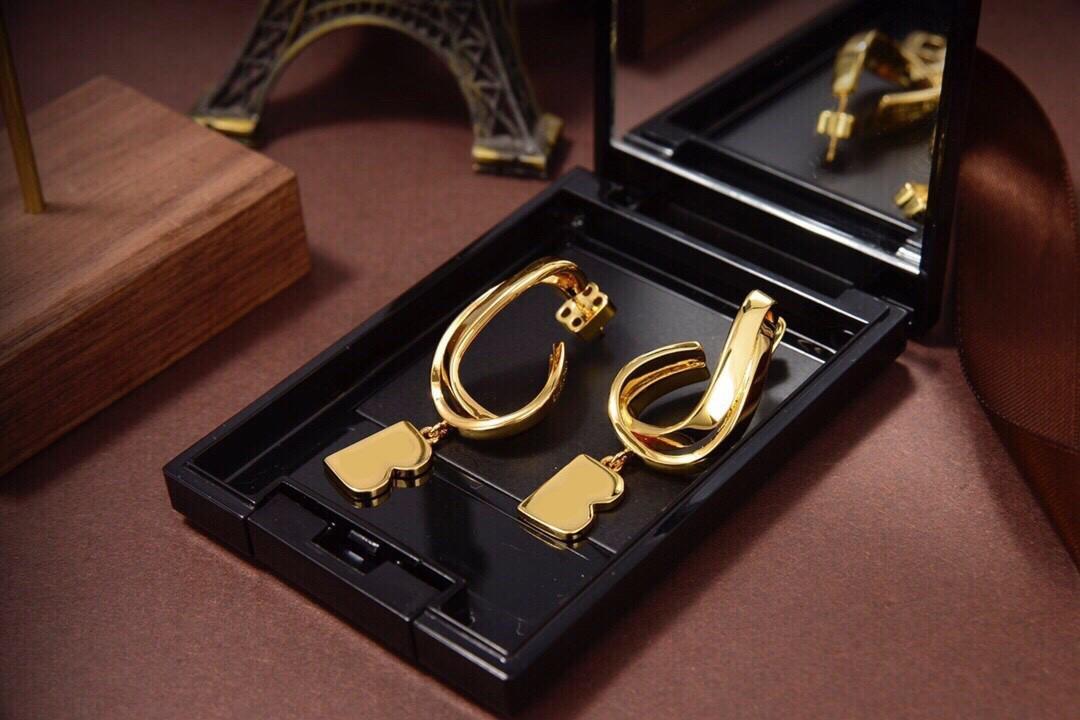 

As Retro Gold Color B Letter 2021 New Women Street Fashion Jewelry Studs Designers Earring For Gifts Parties Ladies Elegant Round Wholesale, Golden;silver