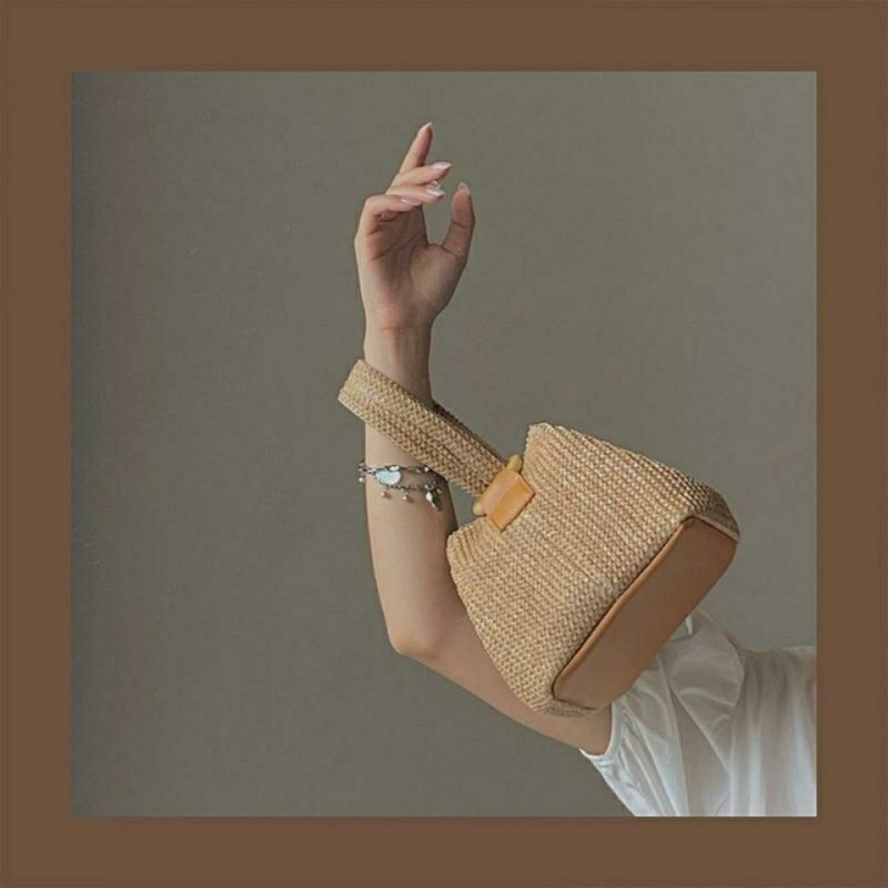 

Girl concave shape lovely portable 2021 new minority personalized vacation style chain one shoulder woven bag, Brown