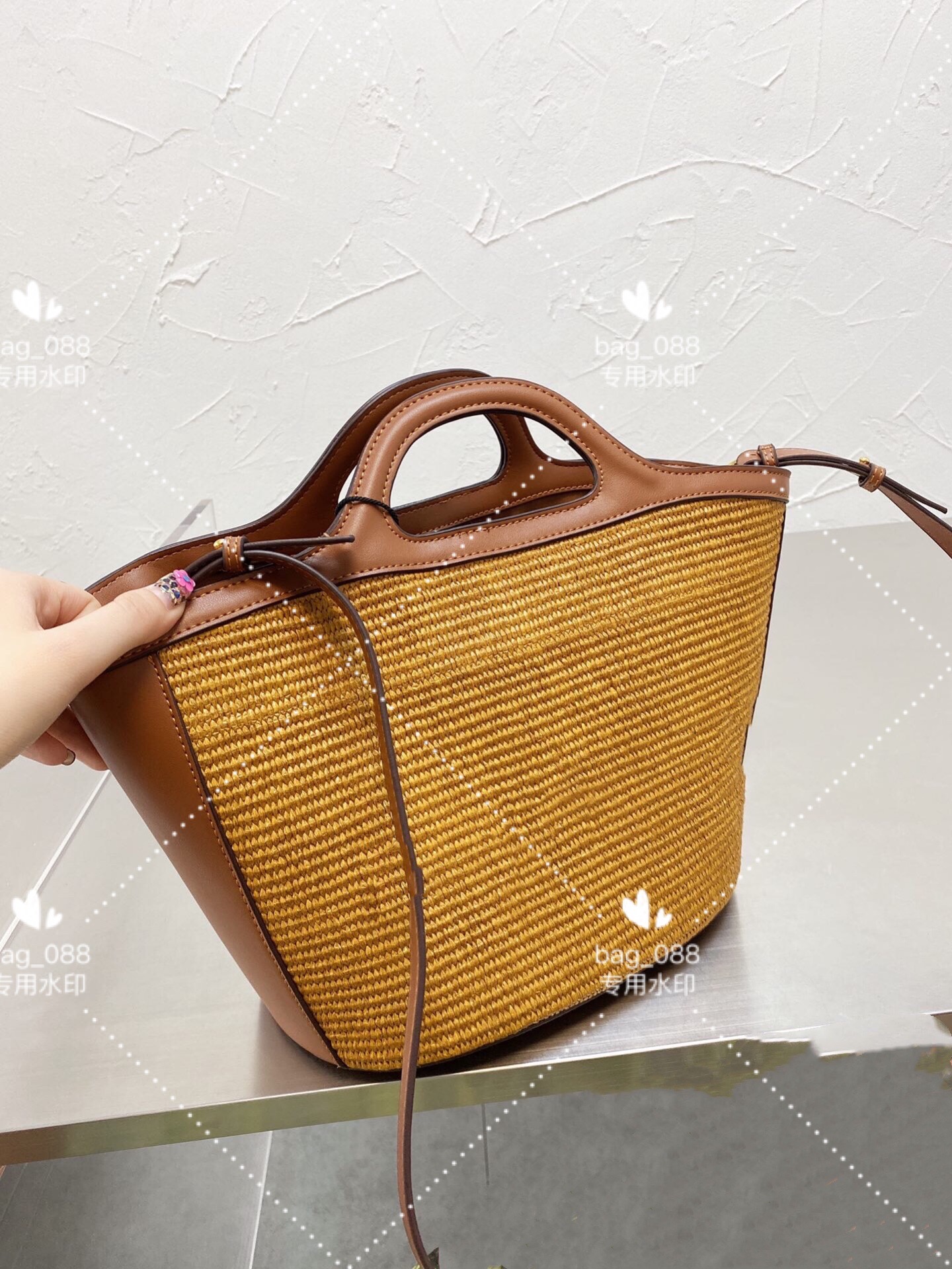 

Spring and summer bucket bag wrapping texture collocation straw embroidery material to create vintage elements fashionable temperament practical