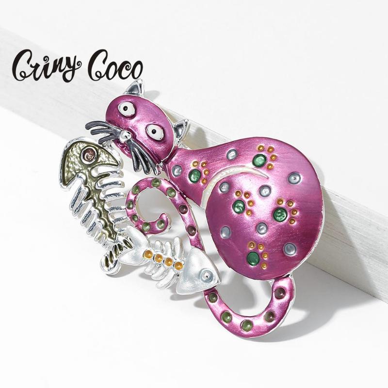 

Pins, Brooches Cring Coco Cute Cat Eating Fish Brooch Pin Cartoon Enamel Animal Jewelry Fashion Design For Women Kids Gifts