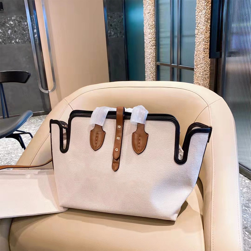 Sacs de messager de luxe Sac de grande capacité Sac fourre-tout à bandoulière en cuir véritable Lettre en patchwork uni Toile ouverte Baguette do