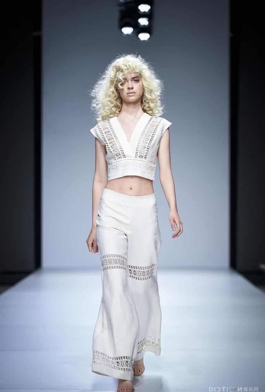 

Early spring 2021 European and American new women's dress V-neck sleeveless short jacket + microhorn trousers solid color suit, White