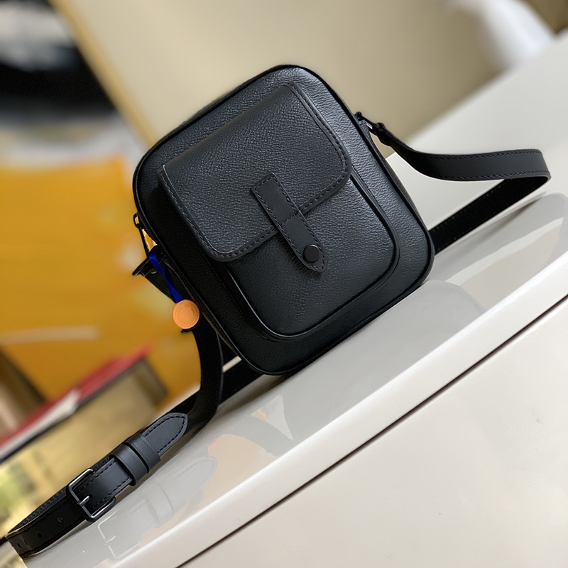 

Another spacious compartment and front pocket Shoulder Bag M69404 A modern way to carry your daily needs Canvas and cowhide fashion bags