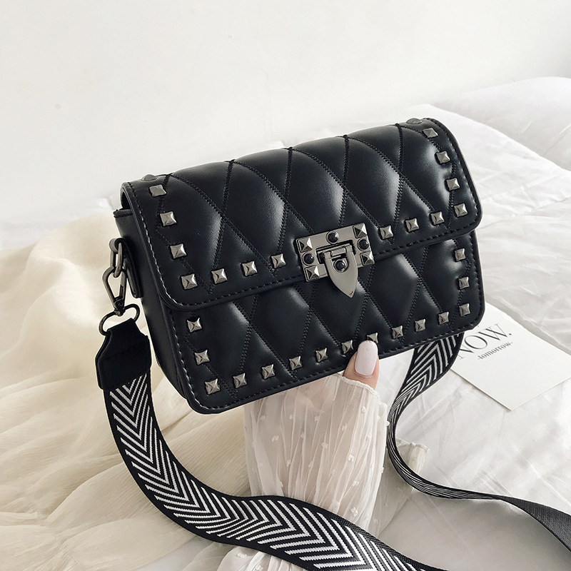 Sac à bandoulière à l'épaule à l'épaule de mode 2021 Version coréenne Rivet Femelle Sac Diamond Broderie Ligne Petits sacs carrés