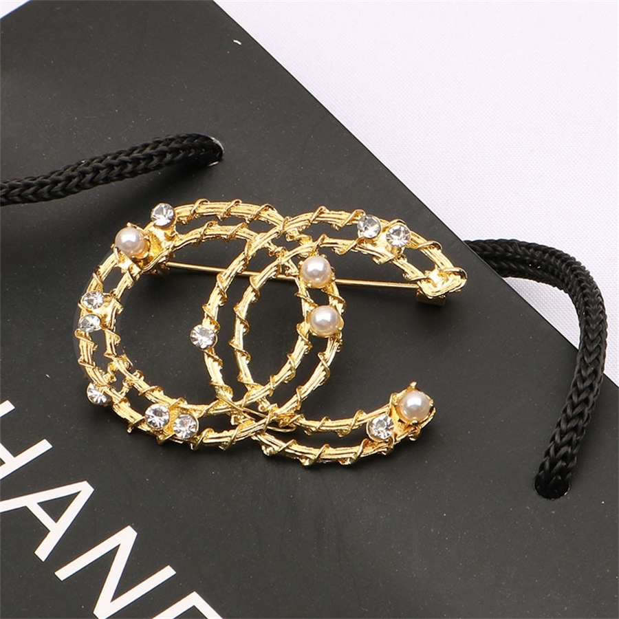 

2021 new small twist pattern inlaid with diamond exquisite Broochv4CF6h, Golden;silver