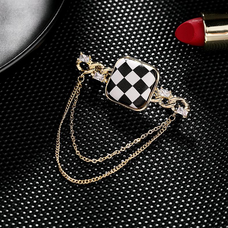 

Pins, Brooches Elegance Autumn And Winter Clothes Lapel Pin Fashion Coat Women Accessories Tassel Chain Checkerboard Broch Jewelry