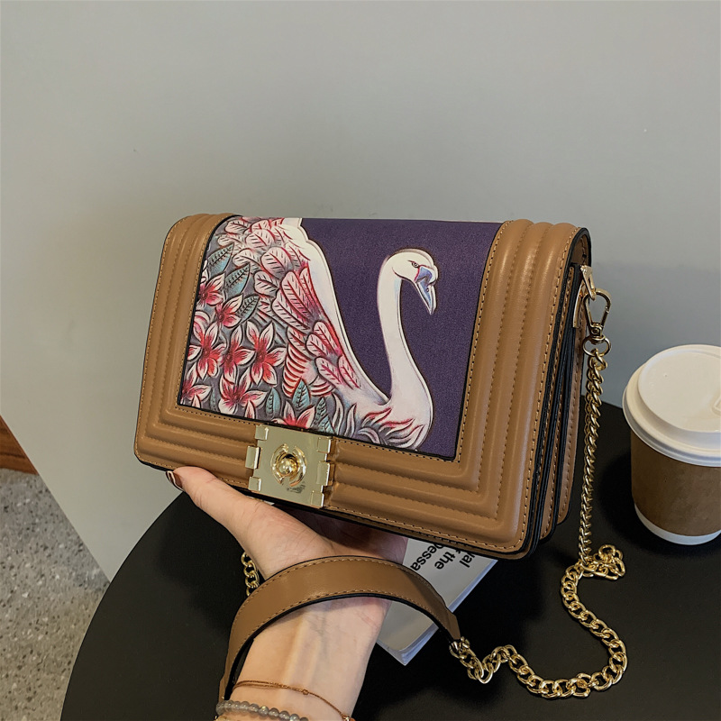 

Wholesale ladies leather shoulder bags elegant classic small fragrant wind chain bag personality totem painted retro handbag sweet gold buckle fashion handbags, Red 9817