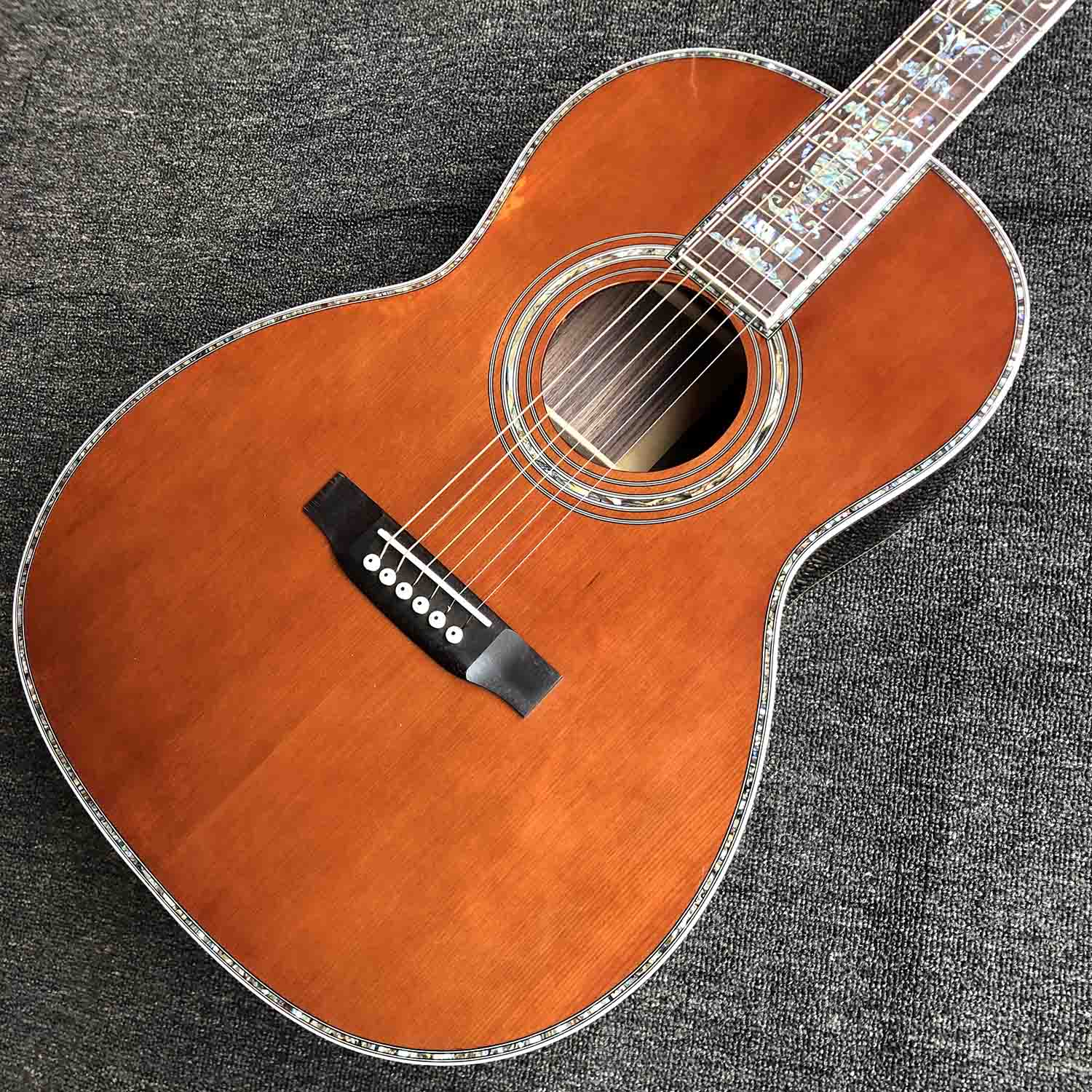 Anpassad OOO Body Solid Spruce Top Acoustic Guitar i röd färg acceptera gitarr OEM