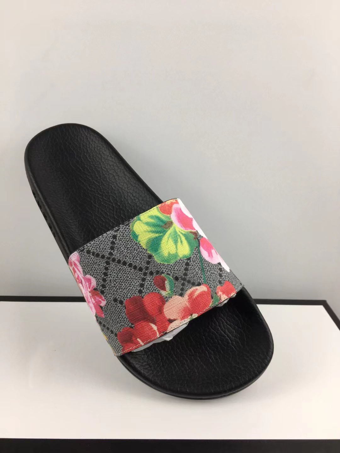 

Classic designer ladies slippers with box men's slippers gear bottom flip flops ladies luxury sandals fashion casual leather thong sandals crystal shoes 8888, This option is not shipped