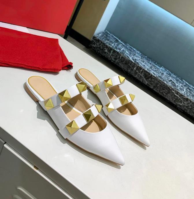 

2021 Fashion Gold Rivet Sandals Luxury Designer Women's Slippers Flat Heel Slider Calfskin Styled Shoes 6.5cm