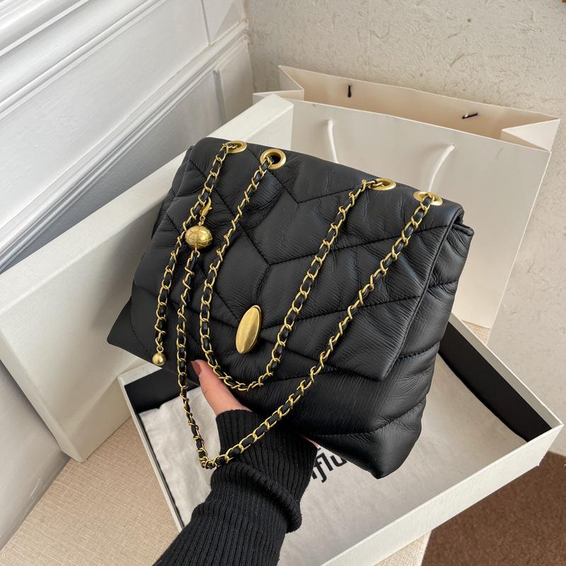 

Evening Bags Fashion Embroidered Thread Small Bag Women's 2021 Winter Simple Texture Chain Shoulder Messenger Square, Black