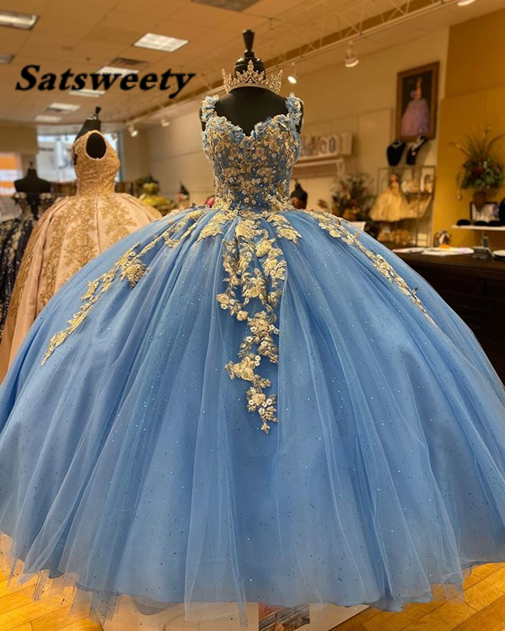 

Light Blue Ball Gown Quinceanera Dresses Lace Sweet 16 Dress Prom Gowns With Gold Applique vestido de 15 anos, White