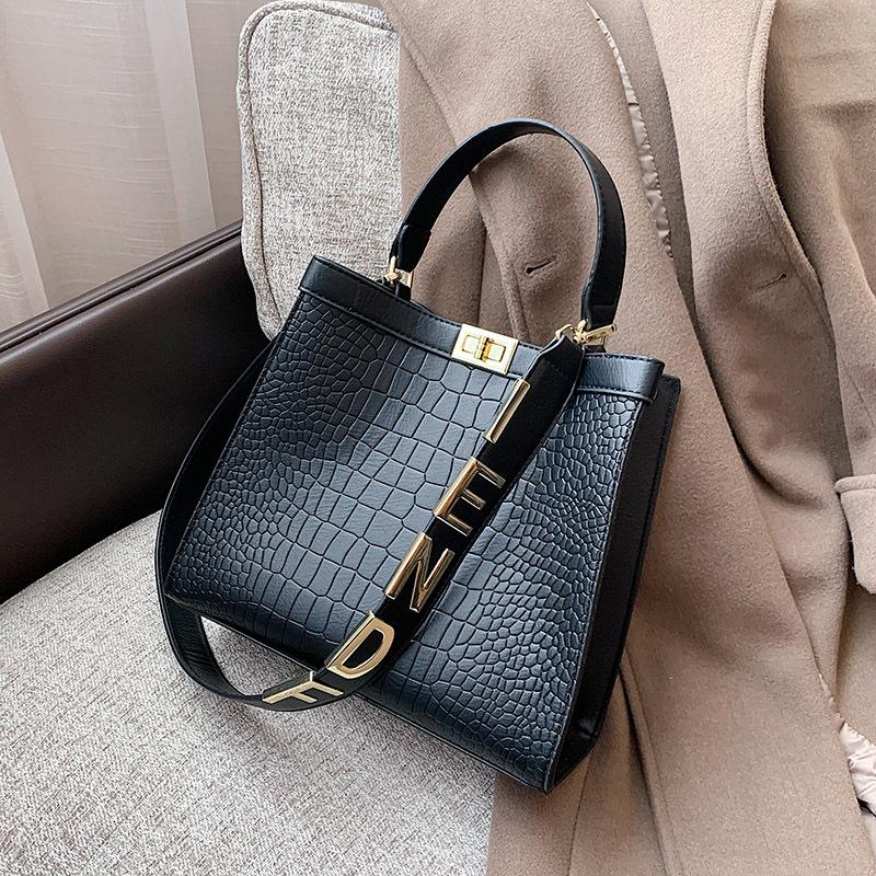 

New retro fashion handbag winter 2021 embossing stone grain laptop bag web celebrity big bucket of inclined bag, Black