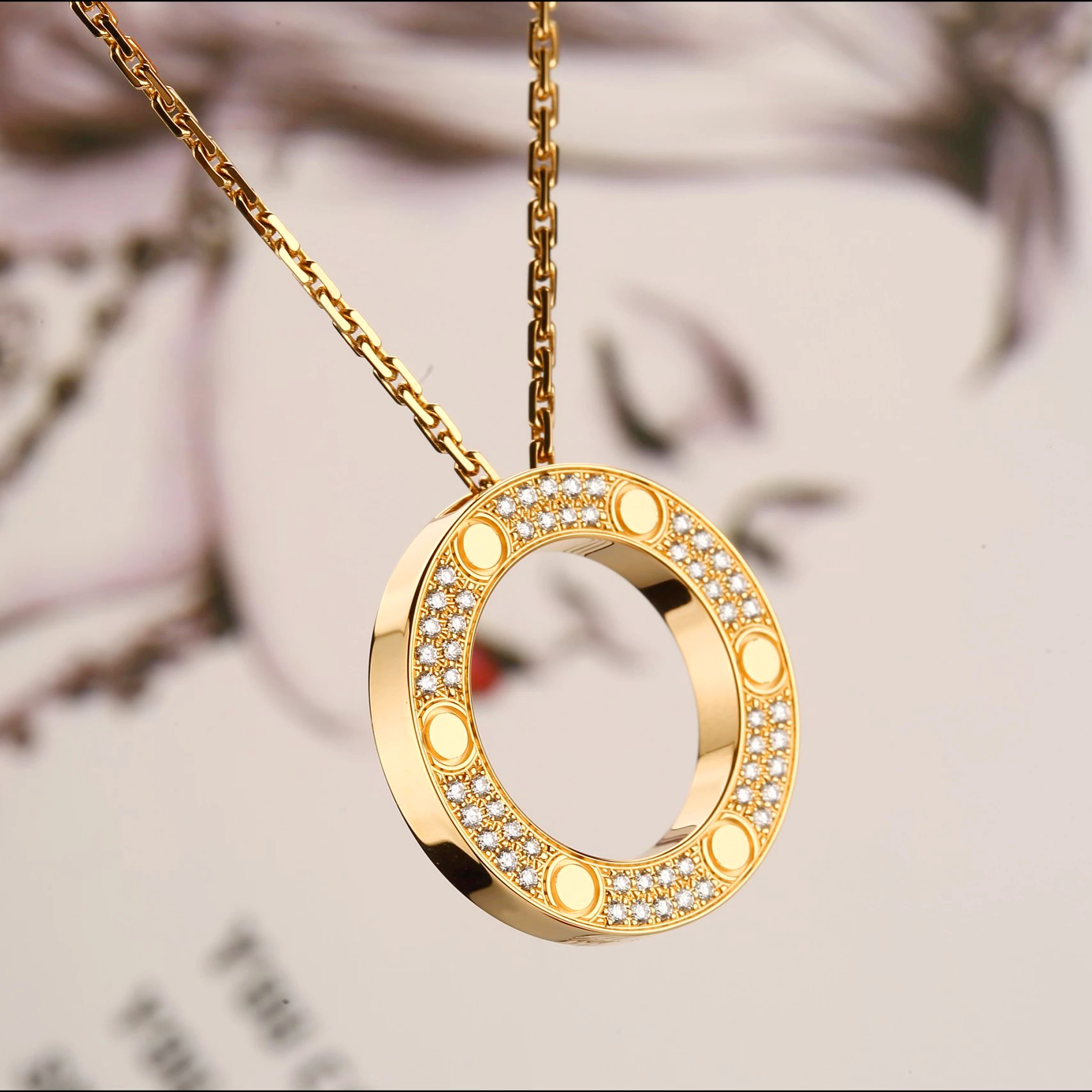 

Full of love six-diamond flatbread necklace Shining diamond 18K gold ring Classic design inlaid with zircon A fashion gift for friends and girlfriends Send cloth bags