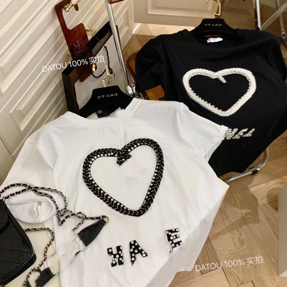 

2021 new design chain woven heart peach inlaid with diamond and pearl three-dimensional letters loose foreign style round neck short sleeve, White
