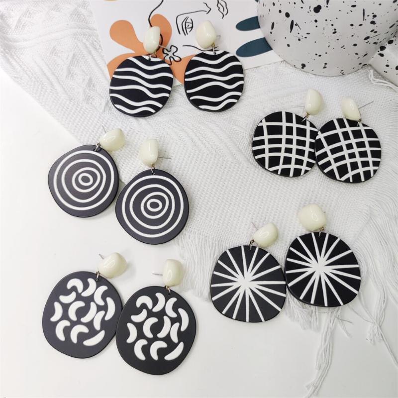 

Stud Black And White Design Grid Ray Circle Acrylic Women Earring