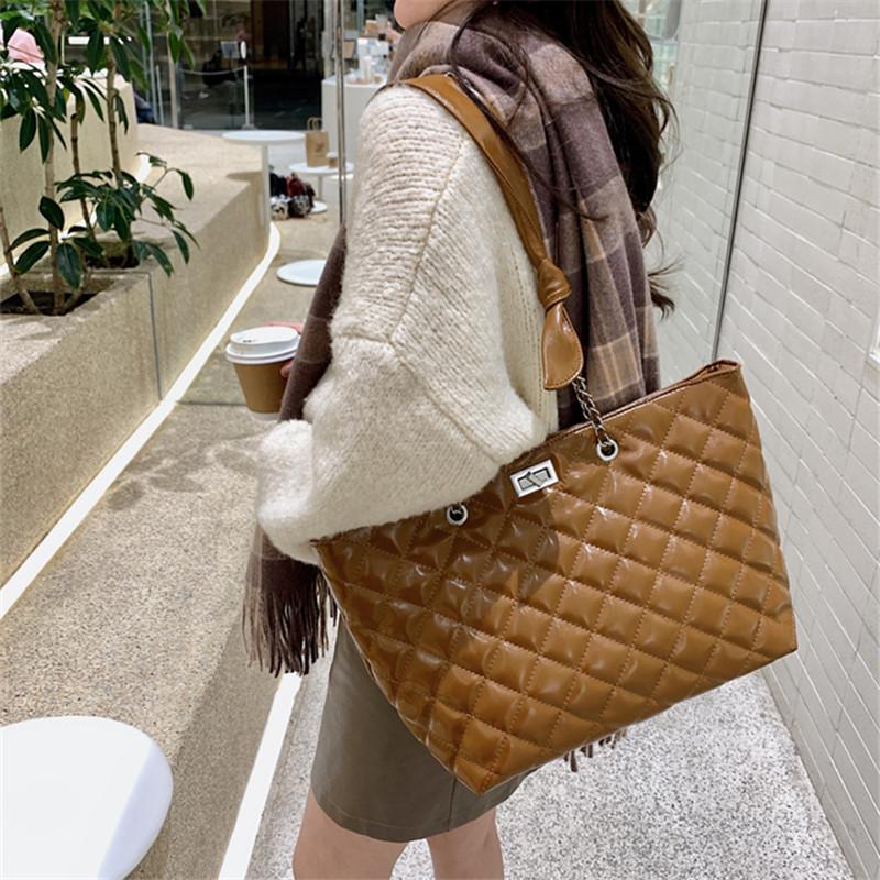 

2021 New Bag Female Western Style Handbag Wild One-shoulder Messenger Bag Large-capacity Diamond Chain Middle, Black