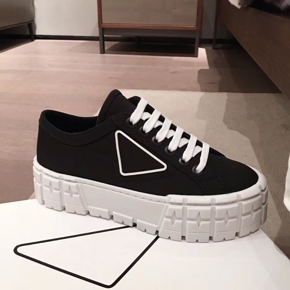 

rubber platform inspired by motocross tires defines the unusual design of these nylon gabardine sneakers. The logo triangle decorate50 mm, As picture