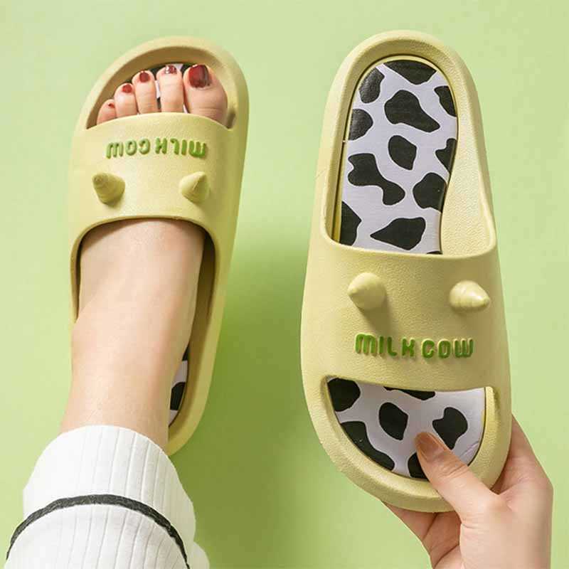 

Cartoons Designer 2021 New Summer Cows Slippers Non Slip Couple Indoor House Casual Beach PVC Qua Lity Shoes H0827, Black